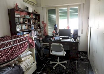 Camera da letto - Trilocale via San Bartolomeo del Fossato, 74, Genova (zona Sampierdarena) - foto 10