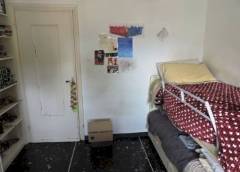 Camera da letto - Trilocale via San Bartolomeo del Fossato, 74, Genova (zona Sampierdarena) - foto 11