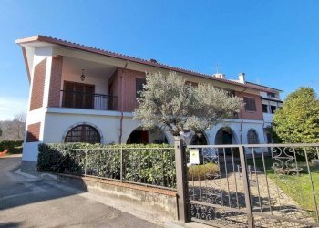 Facciata - Villa strada per Sostegno, 30, Sostegno - foto 3