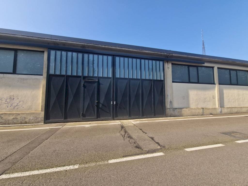 Facciata - Shed via Fratelli Bandiera, Pero - photo 1