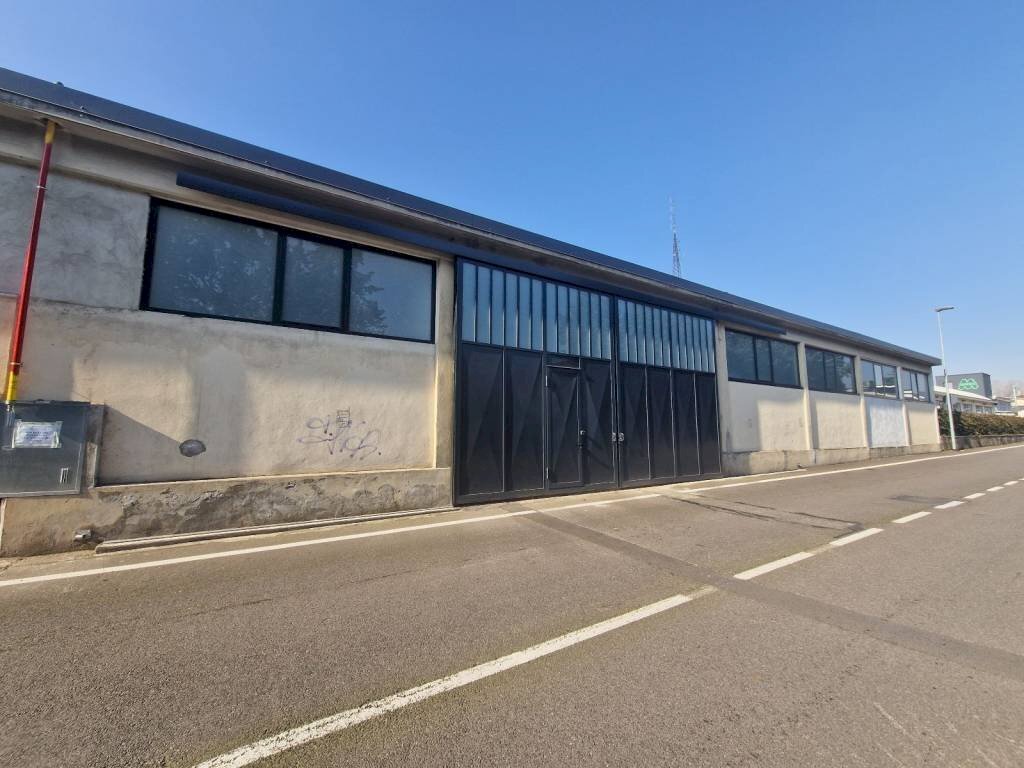 Facciata - Shed via Fratelli Bandiera, Pero - photo 2