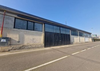 Facciata - Capannone via Fratelli Bandiera, Pero - foto 2