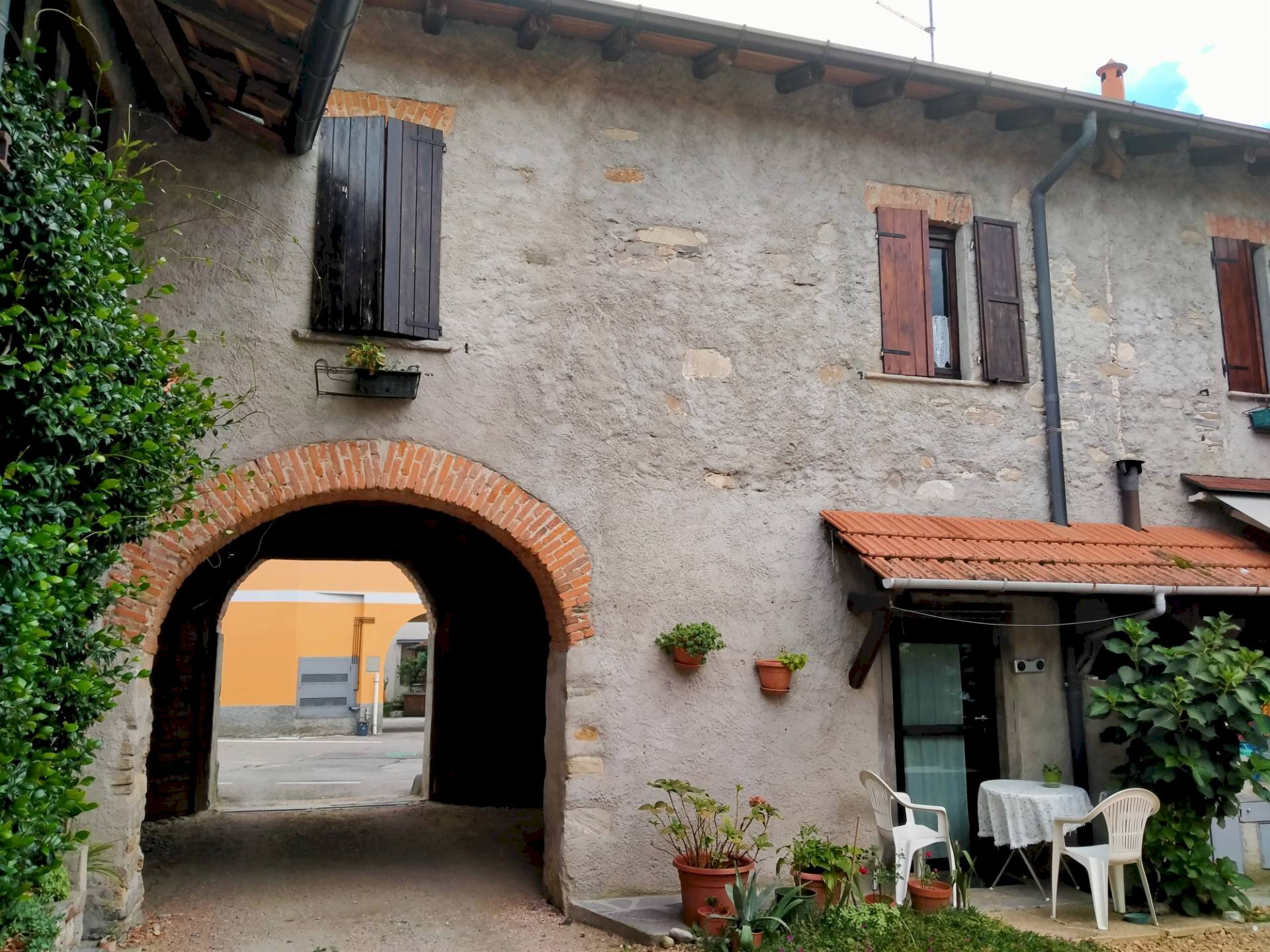 Four-room apartment viale dell'industria, Daverio - photo 1