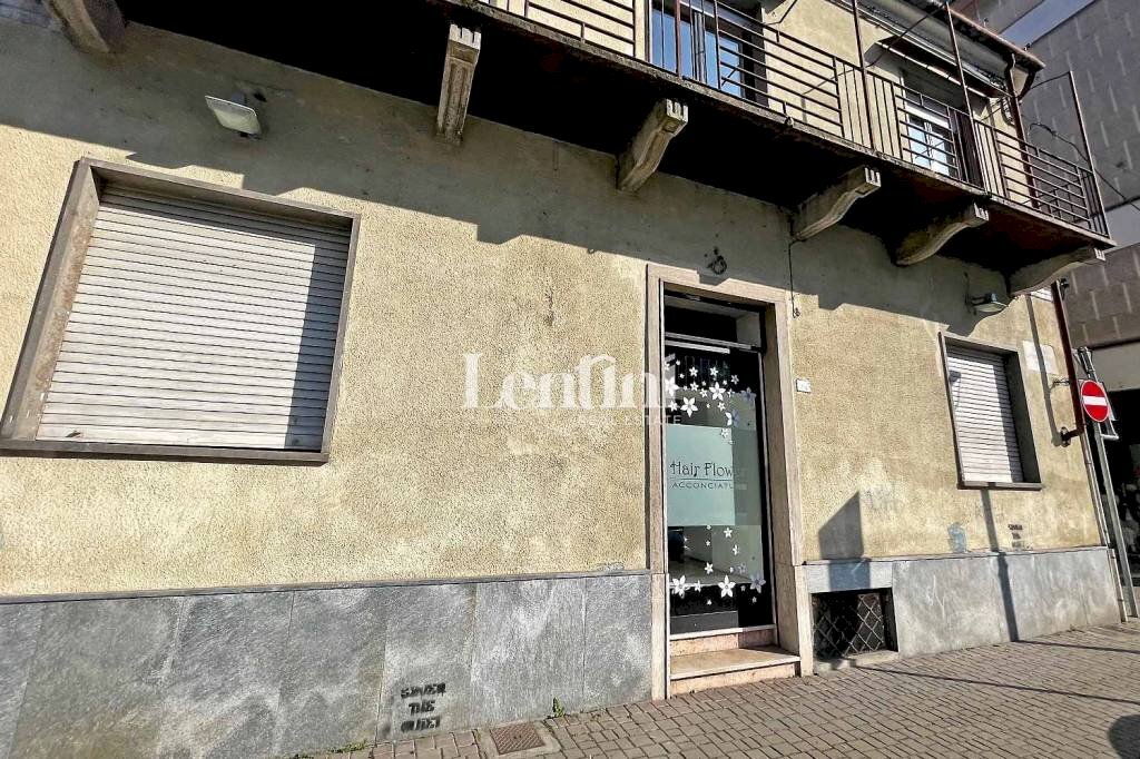 Facciata - Negozio piazza San Francesco d'Assisi, Casale Monferrato - foto 2