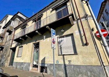 Facciata - Negozio piazza San Francesco d'Assisi, Casale Monferrato - foto 1