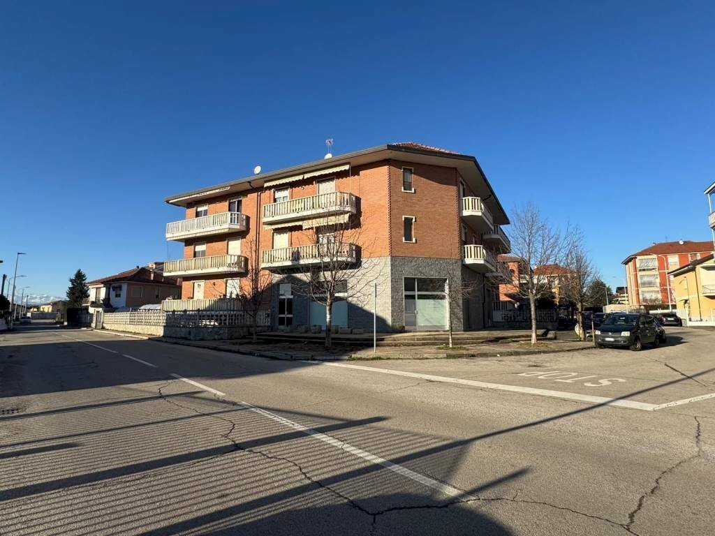 Facciata - Negozio via Bussolette, 16, Cambiano - foto 1