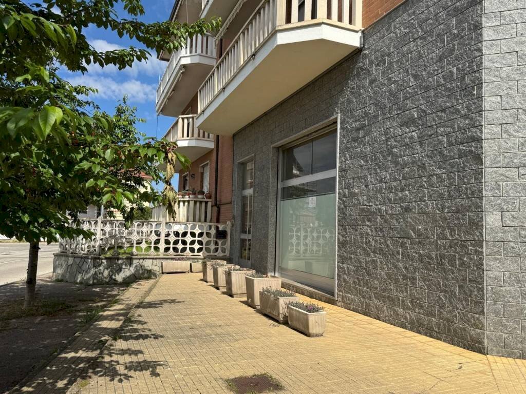 Facciata - Negozio via Bussolette, 16, Cambiano - foto 2