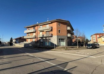 Facciata - Negozio via Bussolette, 16, Cambiano - foto 1