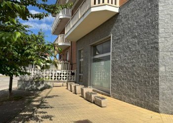 Facciata - Negozio via Bussolette, 16, Cambiano - foto 2