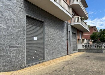 Facciata - Negozio via Bussolette, 16, Cambiano - foto 3