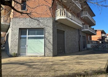 Facciata - Negozio via Bussolette, 16, Cambiano - foto 4