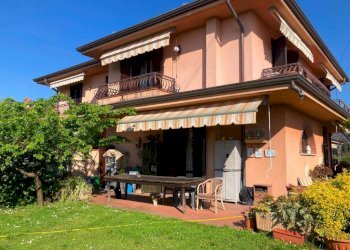 Facciata - Villa via Godola, Massa - foto 2