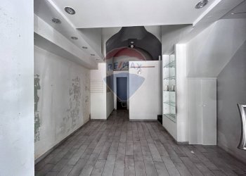 Locale Commerciale Via Duomo, Napoli (zona San Lorenzo) - foto 9