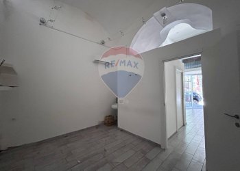 Locale Commerciale Via Duomo, Napoli (zona San Lorenzo) - foto 11