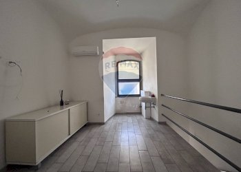 Locale Commerciale Via Duomo, Napoli (zona San Lorenzo) - foto 18