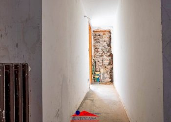 Corridoio - Appartamento via Umberto I, 128, Busca - foto 8