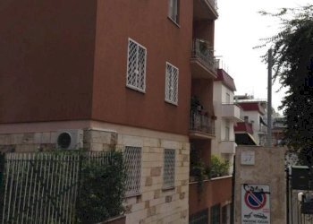 Facciata - Shop via del Casale Giuliani, 57, Roma - photo 18