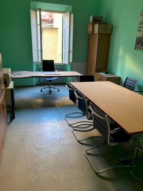 Stanza arredata - Ufficio piazza Aranci, Massa - foto 2