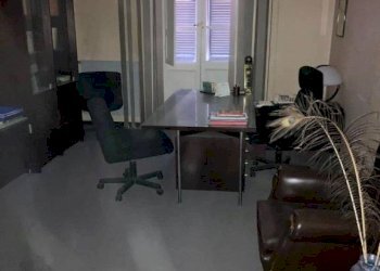 Stanza arredata - Ufficio piazza Aranci, Massa - foto 10