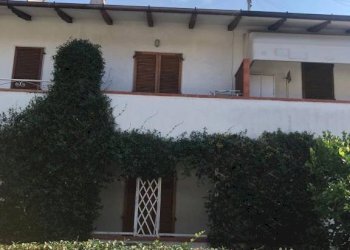 Facciata - Villa a Schiera via Campo d'Appio, Carrara - foto 1