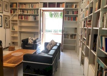 Stanza arredata - Villa a Schiera via Campo d'Appio, Carrara - foto 12