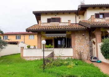 Villa a Schiera Via Fenestrelle, Roma (zona Piana del Sole) - foto 1