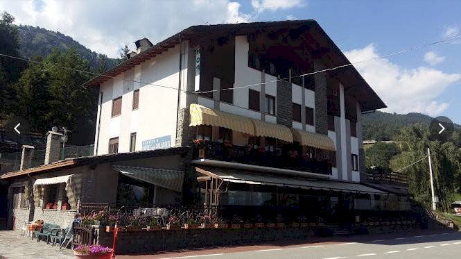 Facciata - Stabile - Palazzo Intera struttura ricettiva sulla collina di Sarre con vista incantevole sulla Valle, possibilità di, Aosta - foto 1