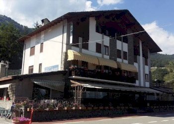 Facciata - Stabile - Palazzo Intera struttura ricettiva sulla collina di Sarre con vista incantevole sulla Valle, possibilità di, Aosta - foto 1