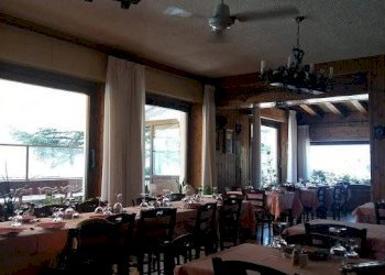 Interno non residenziale - Stabile - Palazzo Intera struttura ricettiva sulla collina di Sarre con vista incantevole sulla Valle, possibilità di, Aosta - foto 2