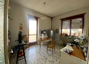 Stanza arredata - Quadrilocale via Umberto I, Pecetto Torinese - foto 3