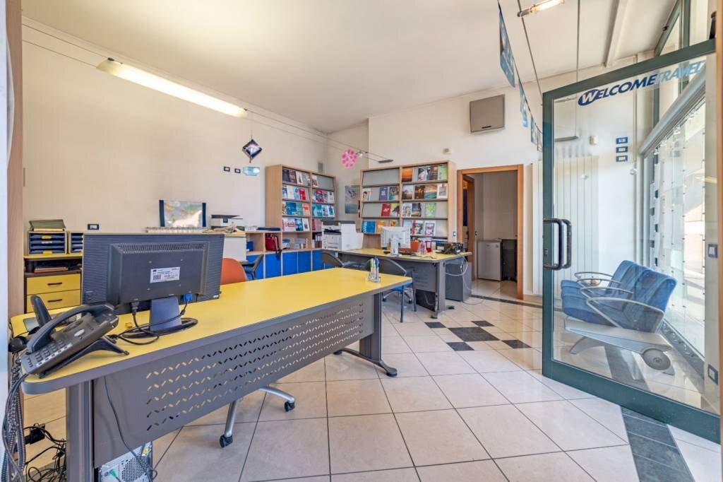 Interno non residenziale - Negozio via C. Battisti, 4, Venegono Superiore - foto 1