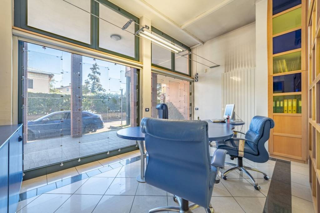 Interno non residenziale - Negozio via C. Battisti, 4, Venegono Superiore - foto 3