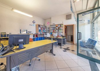 Interno non residenziale - Negozio via C. Battisti, 4, Venegono Superiore - foto 1