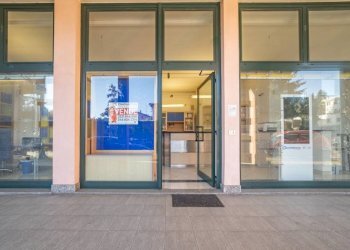 Interno non residenziale - Negozio via C. Battisti, 4, Venegono Superiore - foto 2