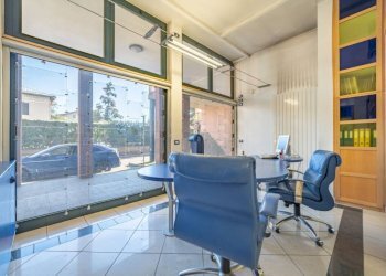 Interno non residenziale - Negozio via C. Battisti, 4, Venegono Superiore - foto 3