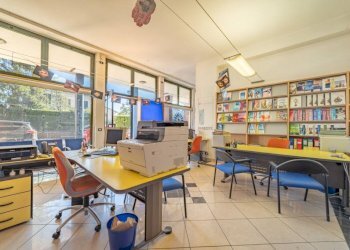 Interno non residenziale - Negozio via C. Battisti, 4, Venegono Superiore - foto 4