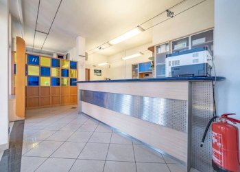 Interno non residenziale - Negozio via C. Battisti, 4, Venegono Superiore - foto 6