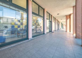 Interno non residenziale - Negozio via C. Battisti, 4, Venegono Superiore - foto 7
