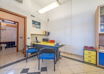 Stanza arredata - Negozio via C. Battisti, 4, Venegono Superiore - foto 9