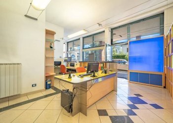 Interno non residenziale - Negozio via C. Battisti, 4, Venegono Superiore - foto 12