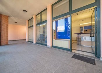 Interno non residenziale - Negozio via C. Battisti, 4, Venegono Superiore - foto 13