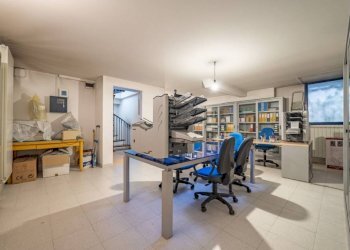 Interno non residenziale - Negozio via C. Battisti, 4, Venegono Superiore - foto 17
