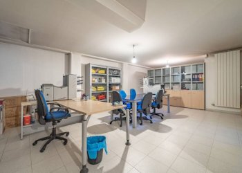 Stanza arredata - Negozio via C. Battisti, 4, Venegono Superiore - foto 20