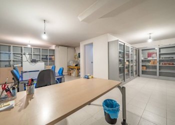 Interno non residenziale - Negozio via C. Battisti, 4, Venegono Superiore - foto 22
