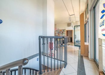 Interno palazzo - Negozio via C. Battisti, 4, Venegono Superiore - foto 25