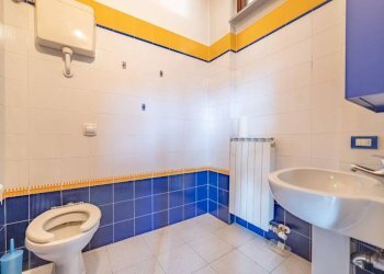 Bagno - Negozio via C. Battisti, 4, Venegono Superiore - foto 26