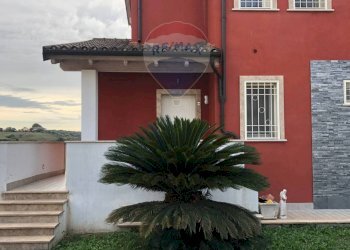 Semi-detached Villa Pomezia - photo 1