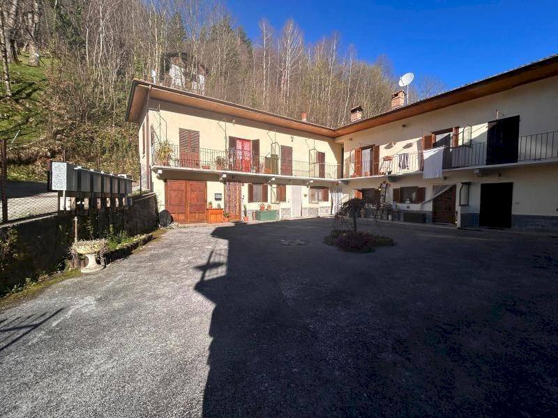 Cortile interno - Casa indipendente via Provinciale San Bartolomeo, 5, Chiusa di Pesio - foto 2
