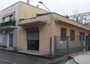 Facciata - Negozio via Ugo Foscolo, 8, Rocca Imperiale - foto 8