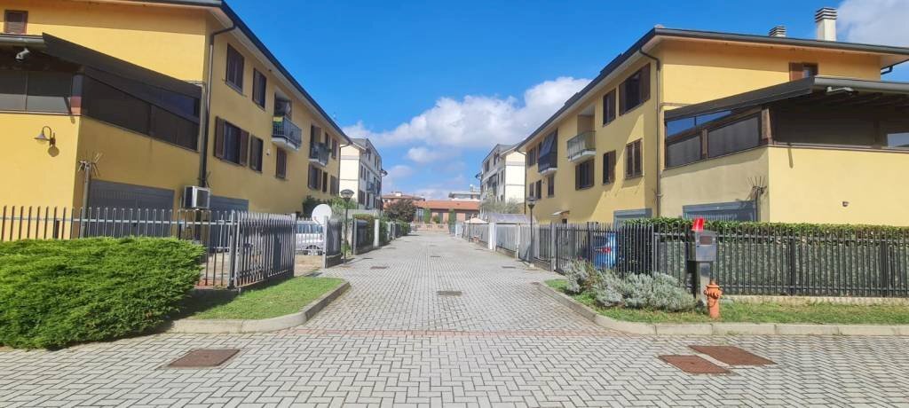 Cortile - Trilocale via per Cascina Centenara, 43, Lacchiarella - foto 2
